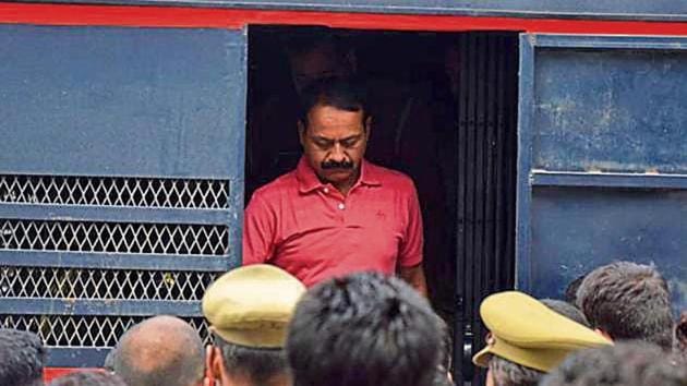 Gangster Munna Bajrangi alias Prem Prakash Singh being taken to a court in Lucknow on Monday. Hours later, he was shot dead inside the Baghpat prison where he had been shifted Sunday night.(HT Photo)