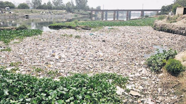 A view of Gomti at Daliganj bridge. Apart from biodegradable human waste, an estimated 10 metric tonnes solid waste, in the form of construction material, household garbage and plastic, is also fed into the river.(Deepak Gupta/HT Photo)
