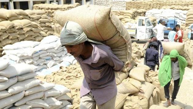 Reports revealed that out of 831562.30 quintal wheat purchased in Allahabad district, 45877.50 quintal was still lying under the open sky in wheat purchase centres in 20 development blocks of the district.(HT Photo)