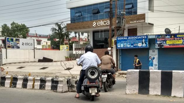 At least 4 illegal U-turns have been created from a tri-section towards Transport Nagar till Ballupur Chowk on GMS Road. (HT Photo) At least 4 illegal U-turns have been created from a tri-section towards Transport Nagar till Ballupur Chowk on GMS Road. (HT Photo)