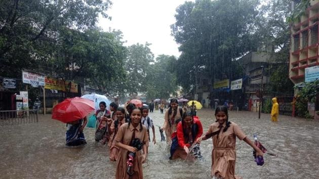 Students in Sion heading back home after schools were closed on Monday.(Kunal Patil/HT Photo)