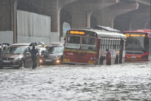 Water-logging on the Western Express Highway at Jogeshwari on Monday morning.(Satyabrata Tripathy/HT Photo)