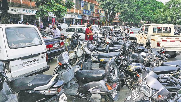 Between December 2015 and July 2017, in absence of paid parking, the lots witnessed chaotic scenes. Now, that the MC has moved to cancel the contract, similar scenes are expected to return in Chandigarh. ht file(HT File) Between December 2015 and July 2017, in absence of paid parking, the lots witnessed chaotic scenes. Now, that the MC has moved to cancel the contract, similar scenes are expected to return in Chandigarh. ht file(HT File)