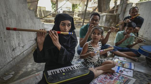His students range from young children, teenagers and adults from all walk of life who’re taking regular lessons, to armed forces personnel and civil servants in central Delhi who find time between breaks to stop by. And meeting over lessons under Guitar Rao also brings with it new friendships and acquaintances. (Burhaan Kinu / HT Photo)