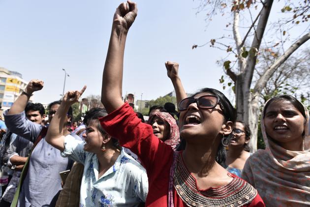 Through its power to grant and revoke authorisation and order closure of institutions after inquiry, for 864 universities, 40,026 colleges and 11,669 standalone Institutions (All India Survey on Higher Education 2016-17), HECI will have the power to hold hostage the ability of colleges to even enrol students by refusing to grant them authorisation.(Burhaan Kinu/HT PHOTO) Through its power to grant and revoke authorisation and order closure of institutions after inquiry, for 864 universities, 40,026 colleges and 11,669 standalone Institutions (All India Survey on Higher Education 2016-17), HECI will have the power to hold hostage the ability of colleges to even enrol students by refusing to grant them authorisation.(Burhaan Kinu/HT PHOTO)