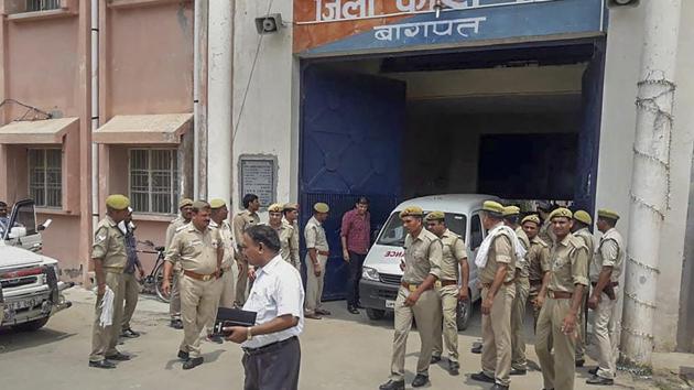 Police personnel at the Baghpat District Jail, where gangster Munna Bajrangi was shot dead, allegedly by an inmate.(PTI)