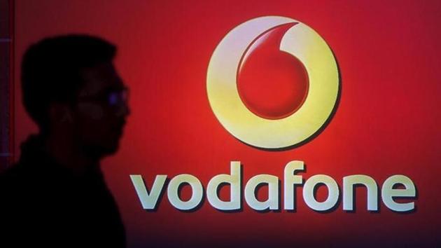 The Department of Telelcom has asked Idea Cellular to pay <span class='webrupee'>?</span>3,926 crore in cash for Vodafone spectrum and furnish a bank guarantee of <span class='webrupee'>?</span>3,342 crore, a source told PTI.(Reuters File Photo)