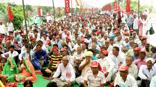 Roadways employees at a rally in Jaipur on Wednesday. (HT Photo) Roadways employees at a rally in Jaipur on Wednesday. (HT Photo)
