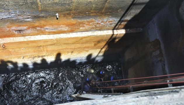 NDRF personnel retrieved the bodies of the men who got drowned in a deep well of the Ghaziabad sewage station. (Sakib Ali/ HT Photo) NDRF personnel retrieved the bodies of the men who got drowned in a deep well of the Ghaziabad sewage station. (Sakib Ali/ HT Photo)