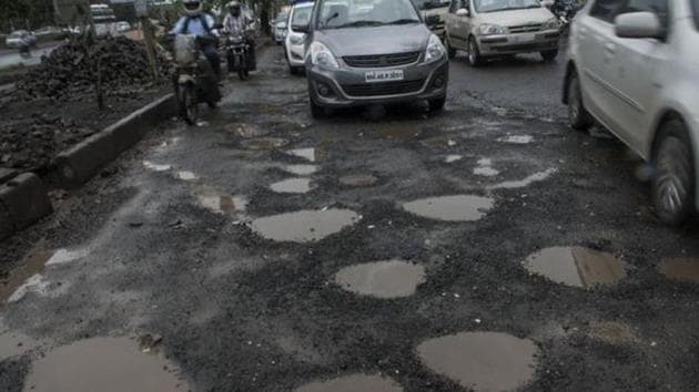 The CM said potholes in the city had come down from 14,455 in 2014-15 to 4,044 in 2017-18.(HT File Photo)