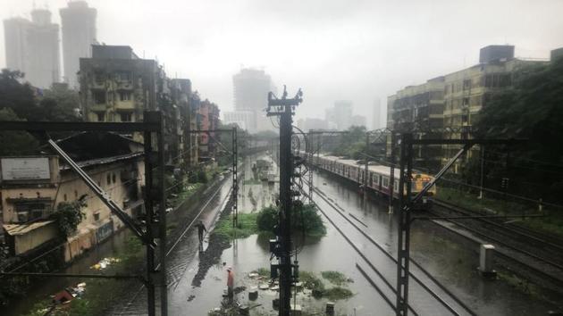 Water-logging on railway tracks near Currey Road station.(Bhushan Koyande/HT Photo)