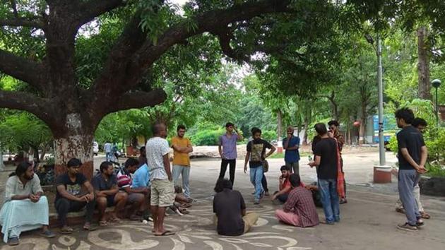Students protesting under the ‘wisdom tree’ on FTII campus over the graffiti incident. (HT PHOTO) Students protesting under the ‘wisdom tree’ on FTII campus over the graffiti incident. (HT PHOTO)