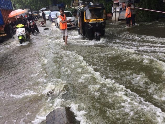 Water floods the road after Powai lake starts overflowing. (Satish Bate/HT Photo) Water floods the road after Powai lake starts overflowing. (Satish Bate/HT Photo)
