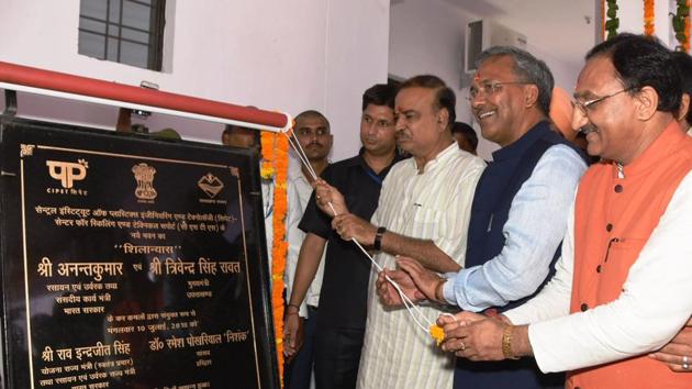 Union minister Ananth Kumar (3rd from L) and CM Trivendra Singh Rawat inaugurat CIPET in Doiwala on Tuesday.(HT Photo)