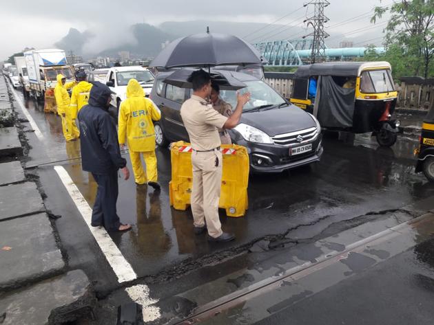 Cracks developed on Saket bridge on Tuesday, following which one lane has been closed for traffic.(Praful Gangurde) Cracks developed on Saket bridge on Tuesday, following which one lane has been closed for traffic.(Praful Gangurde)