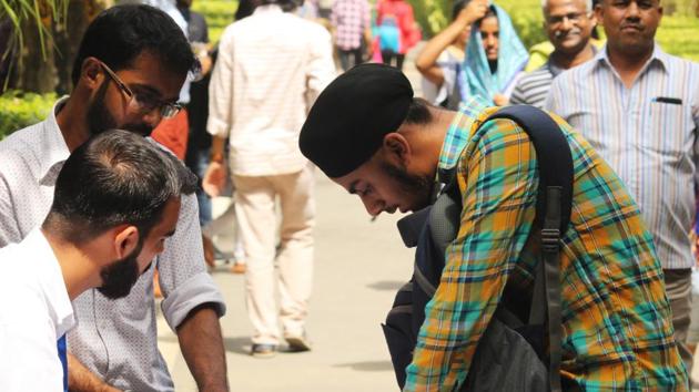 Delhi university aspirants fill their admission forms after the announcement of second cut off list at Ramjas College in New Delhi on June 25, 2018.(Vijul Narang/HT)