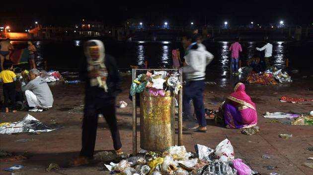 A Ganga ghaat is left littered with clothes, plastic sheets and other garbage.(PTI File) A Ganga ghaat is left littered with clothes, plastic sheets and other garbage.(PTI File)