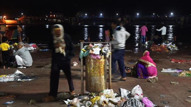 A Ganga ghaat is left littered with clothes, plastic sheets and other garbage.(PTI File)