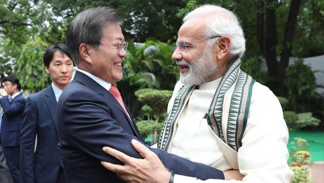 South Korea president Moon Jae-in (L) embraces India's Prime Minister Narendra Modi (R) as they pay tribute at the National Ghandi Memorial Hall in New Delhi on July 9, 2018. (AFP Photo)