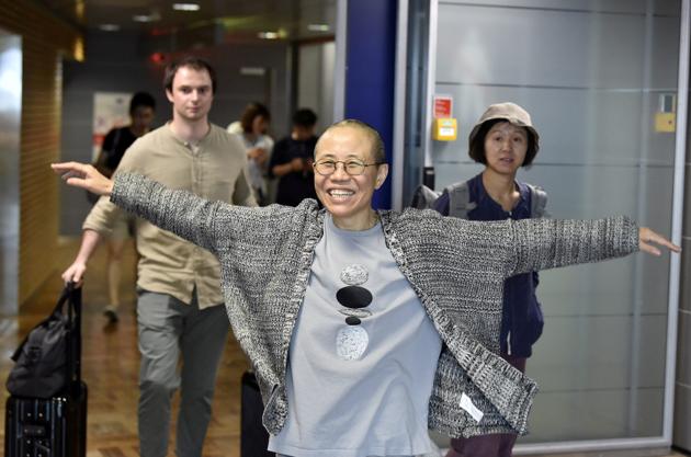 Liu Xia, the widow of Chinese Nobel Peace Prize-winning political dissident Liu Xiaobo, gestures as she arrives at the Helsinki International Airport in Vantaa, Finland, July 10, 2018. (Lehtikuva/Jussi Nukari / Reuters) Liu Xia, the widow of Chinese Nobel Peace Prize-winning political dissident Liu Xiaobo, gestures as she arrives at the Helsinki International Airport in Vantaa, Finland, July 10, 2018. (Lehtikuva/Jussi Nukari / Reuters)