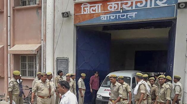 Police personnel at the Baghpat District Jail, where gangster Munna Bajrangi was shot dead, allegedly by an inmate of the jail, on Monday, July 9, 2018.(PTI)