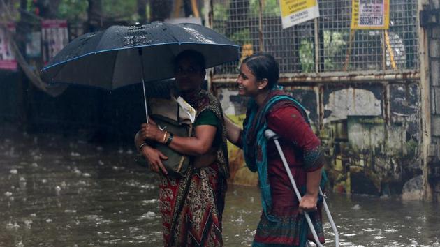 People wade through a waterlogged street during heavy rains in Mumbai, India, July 10, 2018. REUTERS/Francis Mascarenhas(REUTERS)