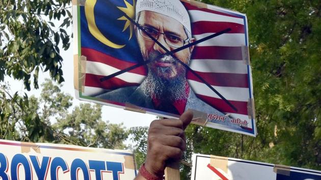 Activists hold placards and shout slogans as they protest against the controversial Islamic preacher Zakir Naik, in New Delhi.(Sonu Mehta/HT File Photo)