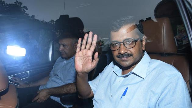 Delhi chief minister Arvind Kejriwal with deputy chief minister Manish Sisodia arrive to meet home minister Rajnath Singh, at Akbar road, in New Delhi.(Vipin Kumar/HT Photo)