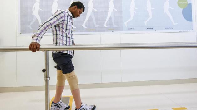 The doughty-spirited Rajbhar practices to walk on with his new pair of prosthetic legs at the clinic. For him getting new artificial limbs is hardly a priority, all he wants is a little hand-holding to march ahead in life. (Kunal Patil / HT Photo)