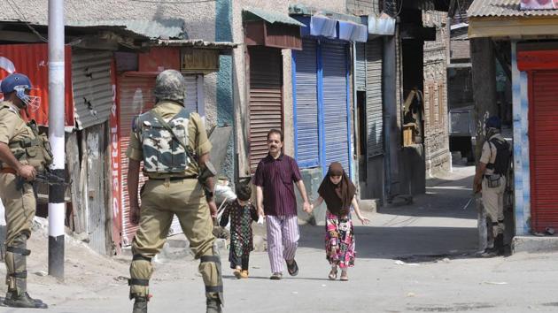 Militants and security forces had faced off in Shopian’s Kundalan village – located just five kilometres from Memender – on Tuesday. Two militants and a civilian were killed in the encounter and related clashes that erupted in the neighbourhood.(Representative photo)
