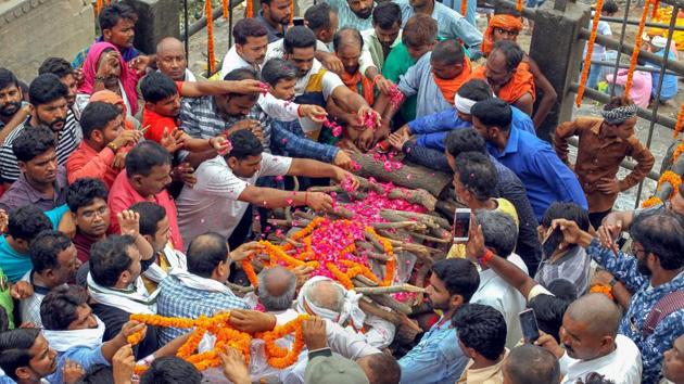 Relatives perform the last rites of gangster Munna Bajrangi, at Manikarnika ghat in Varanasi on Tuesday.(PTI)