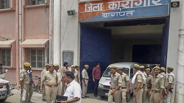 Baghpat: Police personnel at the Baghpat District Jail, where gangster Munna Bajrangi was shot dead, allegedly by an inmate of the jail, in Baghpat on Monday, July 9, 2018. (PTI Photo) (PTI7_9_2018_000098B)(PTI)