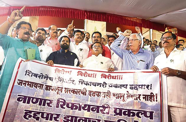 Shiv Sena MLAs shout slogans outside the Vidhan Bhavan in Nagpur on Wednesday, protesting against the Nanar refinary project on the sixth day of the State Assembly’s monsoon session. (HT Photo) Shiv Sena MLAs shout slogans outside the Vidhan Bhavan in Nagpur on Wednesday, protesting against the Nanar refinary project on the sixth day of the State Assembly’s monsoon session. (HT Photo)