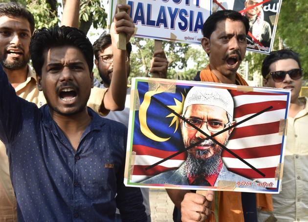 Activists hold placards and shout slogans as they protest against the controversial Islamic preacher Zakir Naik and Malaysian government, in New Delhi.(Sonu Mehta/HT File Photo)