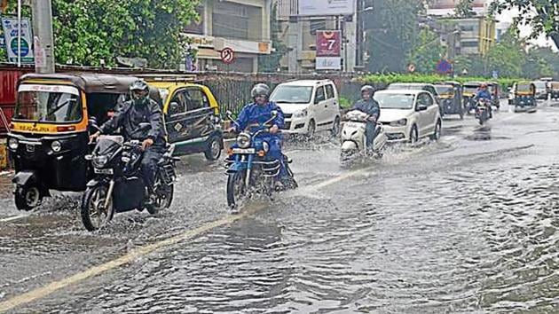 The water-logged SV Road in Santacruz on Tuesday. (Satyabrata Tripathy/HT Photo) The water-logged SV Road in Santacruz on Tuesday. (Satyabrata Tripathy/HT Photo)
