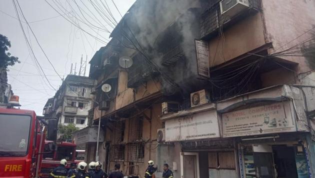 The fire started around 11.15am on the first floor of Sant Niwas building on Goa Street.(Kunal Patil/HT Photo)