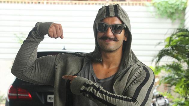 Ranveer Singh never fails to entertain; watch him flex his muscles.(Viral Bhayani)
