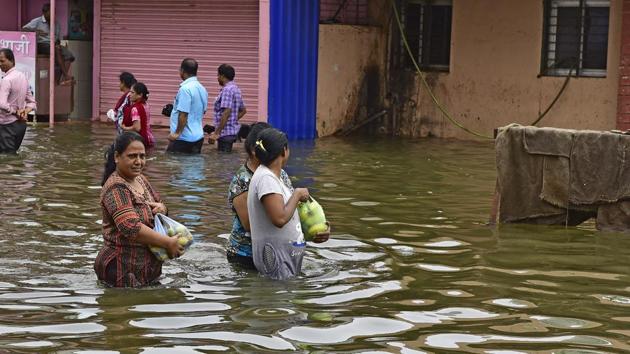 The rain water is yet to recede from Virar, Vasai and Nallaspora.(Vijayanand Gupta/HT Photo)