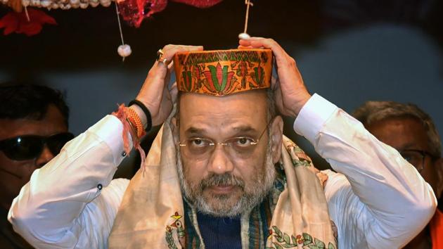 BJP president Amit Shah wears 'Mithala Pag' during a meeting with office-bearers in Patna.(PTI File Photo)
