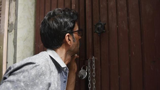 A man peeps inside the house where 11 members of the Bhatia family allegedly committed suicide in north Delhi’s Burari on July 1, 2018. (Sanchit Khanna/HT PHOTO) A man peeps inside the house where 11 members of the Bhatia family allegedly committed suicide in north Delhi’s Burari on July 1, 2018. (Sanchit Khanna/HT PHOTO)