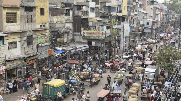 Illegal hawkers, vendors and rickshaw pullers occupy a major part of the road at Delhi’s Khari Baoli on July 11, 2018. (Sanchit Khanna/HT PHOTO) Illegal hawkers, vendors and rickshaw pullers occupy a major part of the road at Delhi’s Khari Baoli on July 11, 2018. (Sanchit Khanna/HT PHOTO)