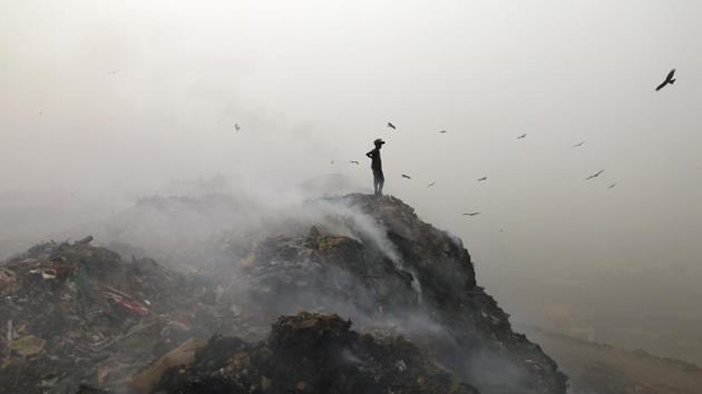 The Bhalswa Landfill in New Delhi. Burning of garbage adds to Delhi air pollution.(Sanchit Khanna/HT File Photo)