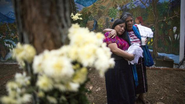 Women console each other during the formal burial ceremony. In 2006, several human rights organizations presented a bill for the creation of a National Search Commission for Victims of Enforced Disappearance, but after 12 years, the initiative has not been approved. (Rodrigo Abd / AP) Women console each other during the formal burial ceremony. In 2006, several human rights organizations presented a bill for the creation of a National Search Commission for Victims of Enforced Disappearance, but after 12 years, the initiative has not been approved. (Rodrigo Abd / AP)