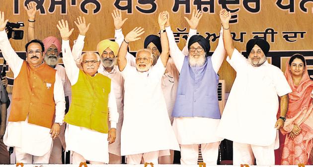 Prime Minister Narendra Modi (C) and (from left) Punjab BJP president Shwait Malik, Haryana chief minister Manohar Lal Khattar , former Punjab CM Parkash Singh Badal ,SAD president Sukhbir Singh Badal and Union minister Harsimrat Kaur Badal on stage at at the "Kisan Kalyan (farmer welfare) rally" at Malout in Muktsar district on Wednesday.(Sanjeev Kumar/HT)