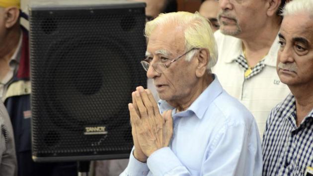 The mortal remains of Vaswani, known for promoting vegetarianism and animal rights, have been kept at the mission for followers to pay their last respect. (RAVINDRA JOSHI/HT PHOTO) 