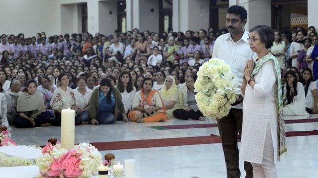 Rashmi Shukla, Pune police commissioner, paid homage to Dada JP Vaswani at Sadhu Vaswani Mission in Pune on Thursday. (RAVINDRA JOSHI/HT PHOTO) 