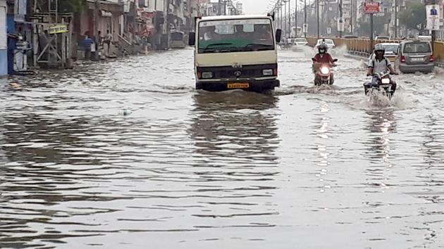 Vehicles wade through waterlogged streets during rains in Jaipur on Thursday. (HT Photo) Vehicles wade through waterlogged streets during rains in Jaipur on Thursday. (HT Photo)
