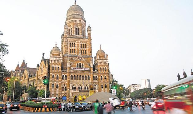 The reduction of penalty will allow the contractors to bid for a <span class='webrupee'>₹</span>100-crore garbage collection contract, tenders for which are soon to be floated by BMC.(HT file photo)