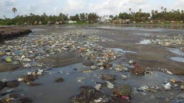 The agencies said that it was BMC’s responsibility to ensure that solid waste was not dumped into the sea.(HT File Photo)