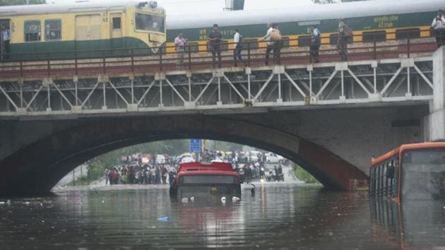 A bus submerged in water due to heavy rain, at Minto Road. (Arvind Yadav/HT Photo) A bus submerged in water due to heavy rain, at Minto Road. (Arvind Yadav/HT Photo)